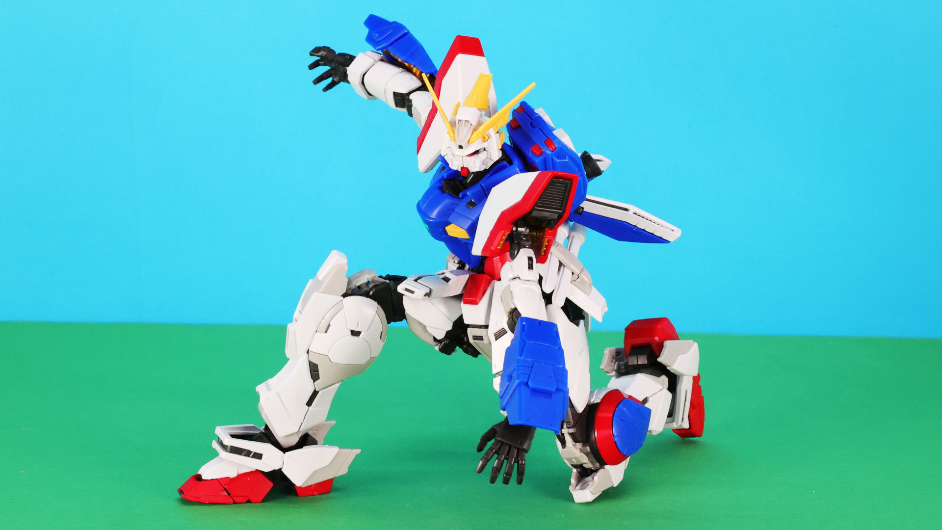 格闘主体のモビルファイターは人間同様の動きができます。キットでも柔軟な可動を実現しています