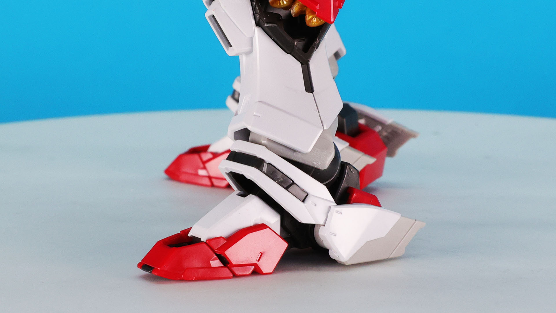 ソールの前方部分とアンクルアーマーが変形して展張、設置性能を高めます