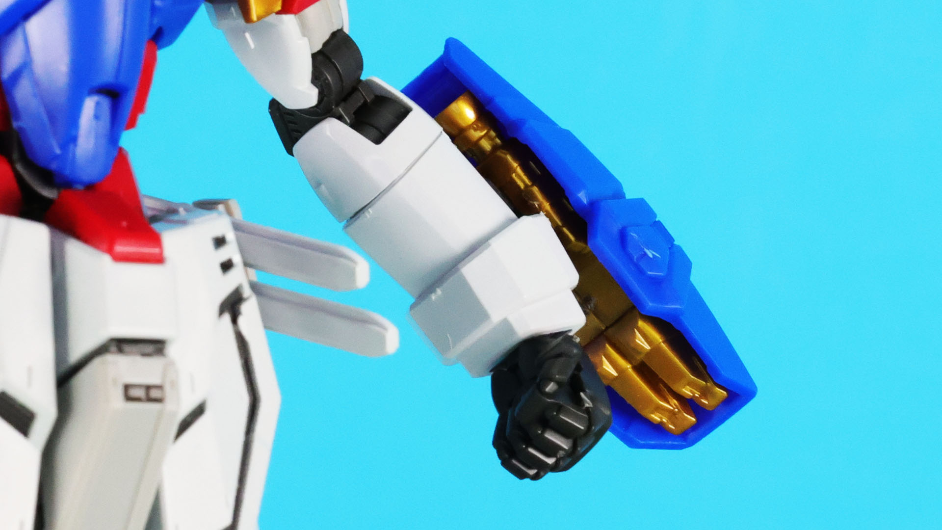 前腕部のアームカバー内に推進機を装備