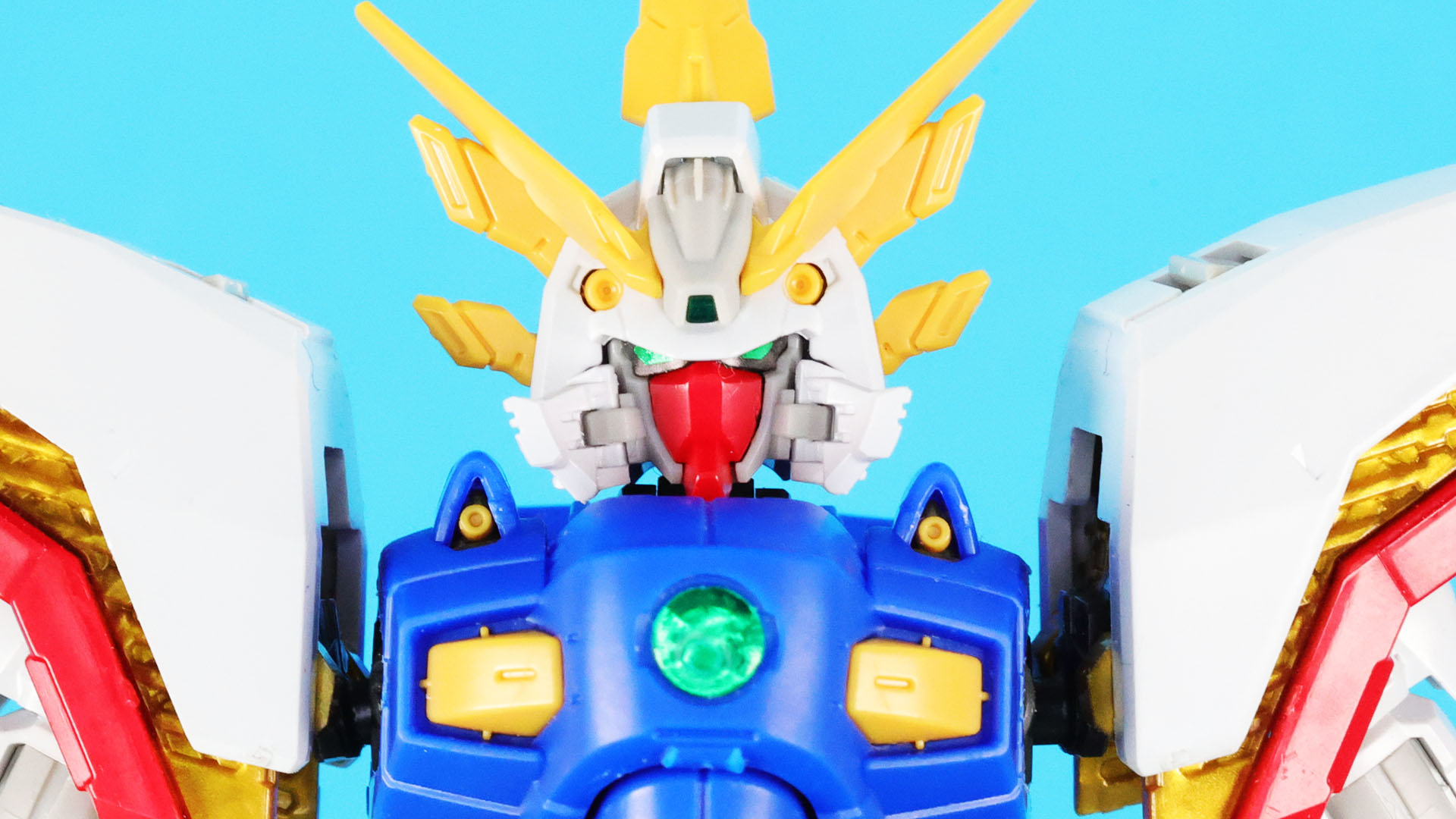 とても細かいパーツで頭部の“差し替えなし”の変形を実現！