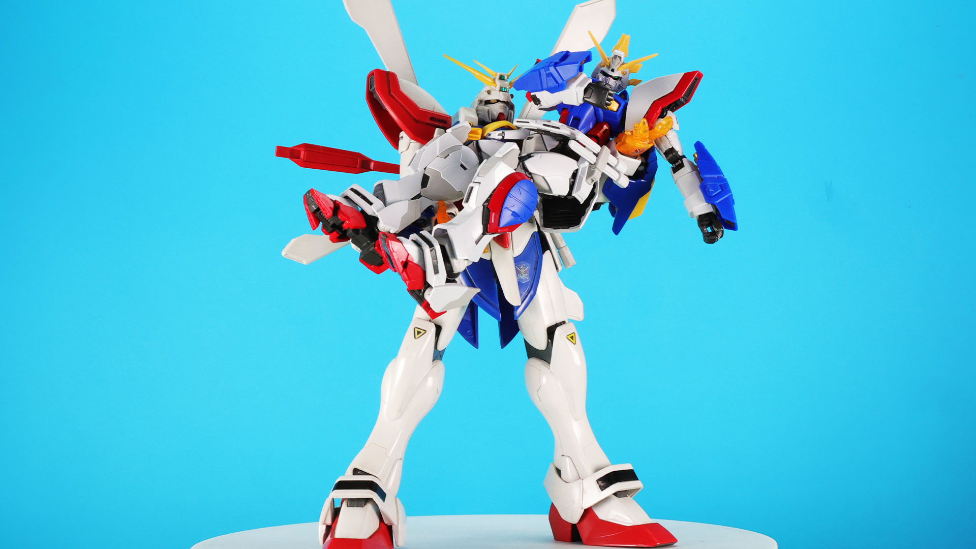 どちらかというと「MG 1/100 Gガンダム」（2001年11月発売）と組み合わせるほうがイメージに合うでしょうか……もしくは筆者は所有していないのですが「ハイレゾリューションモデル 1/100 ゴッドガンダム」（2019年10月発売）のほうが豊富なディテールで相性もよいかも？