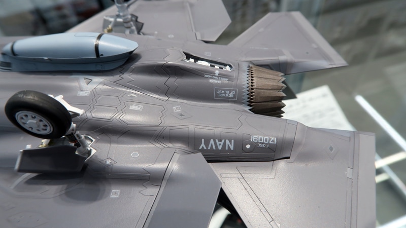 着艦時に使用するアレスティングフックを格納する部分は開状態と閉状態の部品が付属しており、状態を選ぶことができる