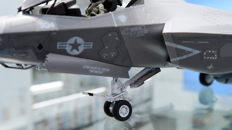 カタパルト射出に対応したランチバーを備えた前脚柱。前輪はダブルタイヤ式でA型よりも脚部が一回り大きく、重量感が際立つ