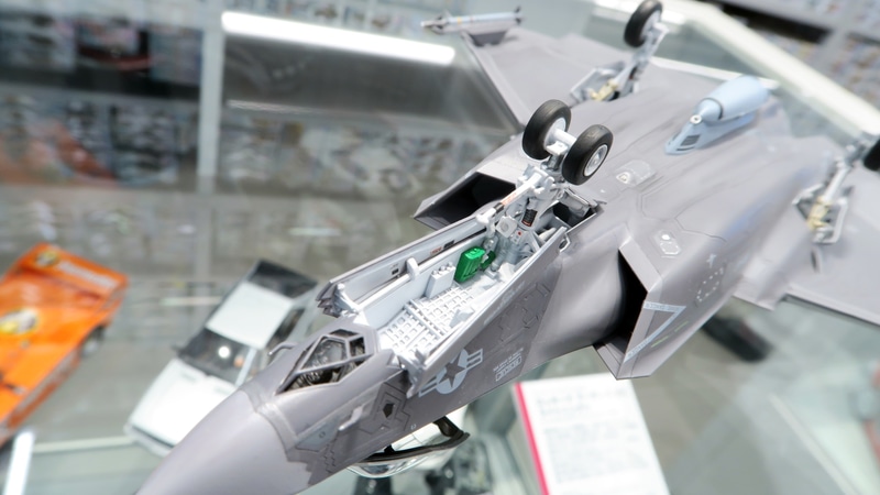 カタパルト射出に対応したランチバーを備えた前脚柱。前輪はダブルタイヤ式でA型よりも脚部が一回り大きく、重量感が際立つ