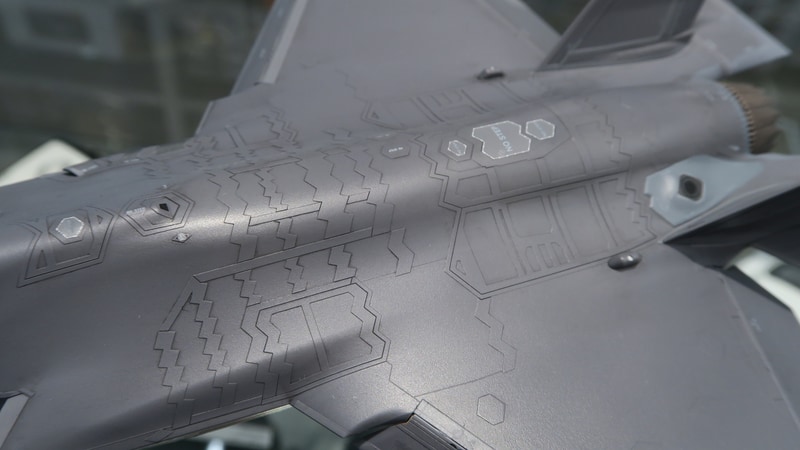 繊細なモールドで表現されたレーダー波吸収素材(RAM)によるコーティング