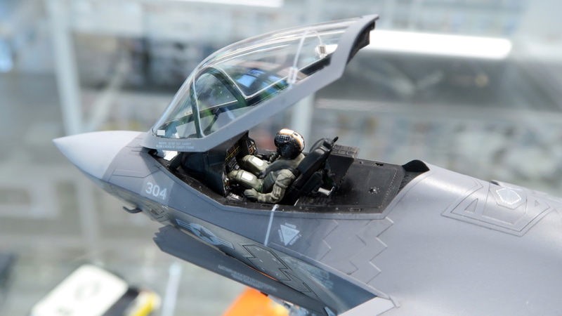 細部まで忠実に再現された操縦席