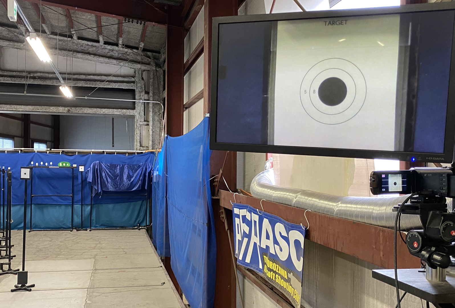 5mと10mに設置されたブルズアイターゲット。手前に設置されたモニタで着弾箇所を確認できる