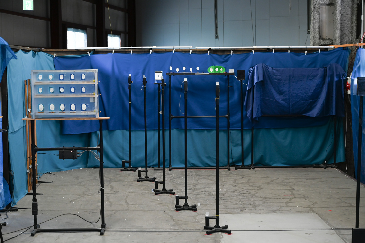 黒い支柱の上に載っている小さな白い四角形のものがターゲット