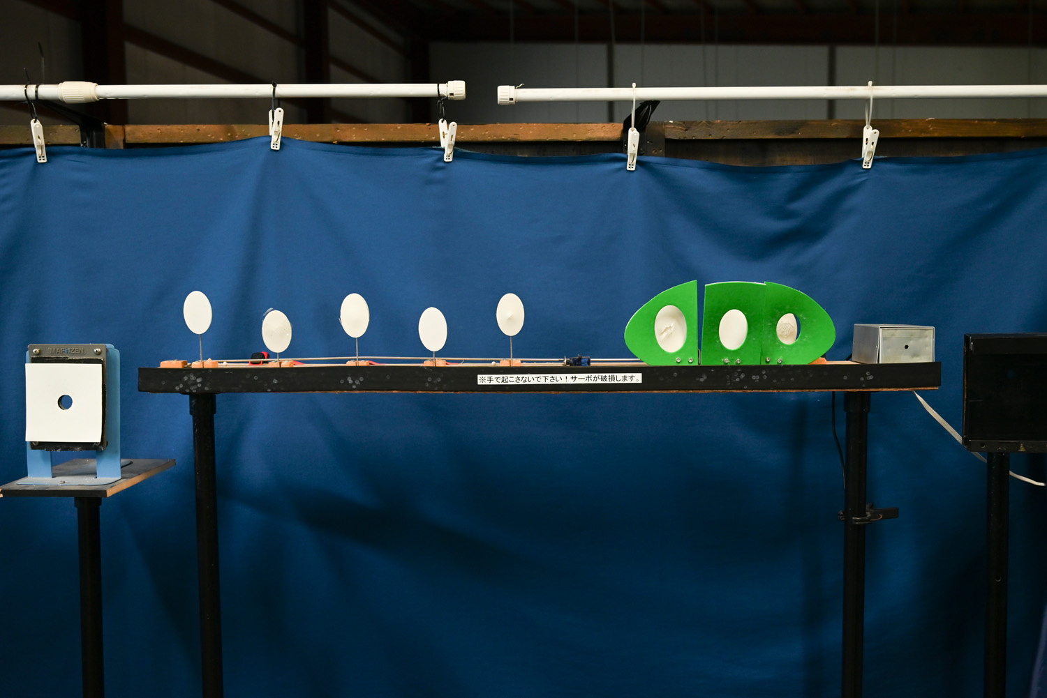 画像中央に並んでいる白い楕円形のものがターゲット。緑のジャマーの裏にあるものも