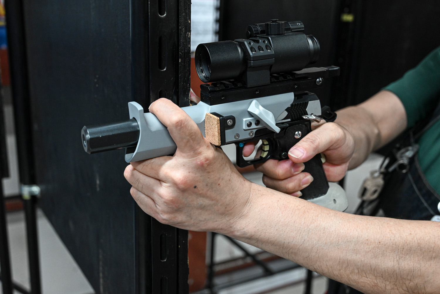 専用にカスタムされたハンドガンで、遮蔽物に固定するのが一般的