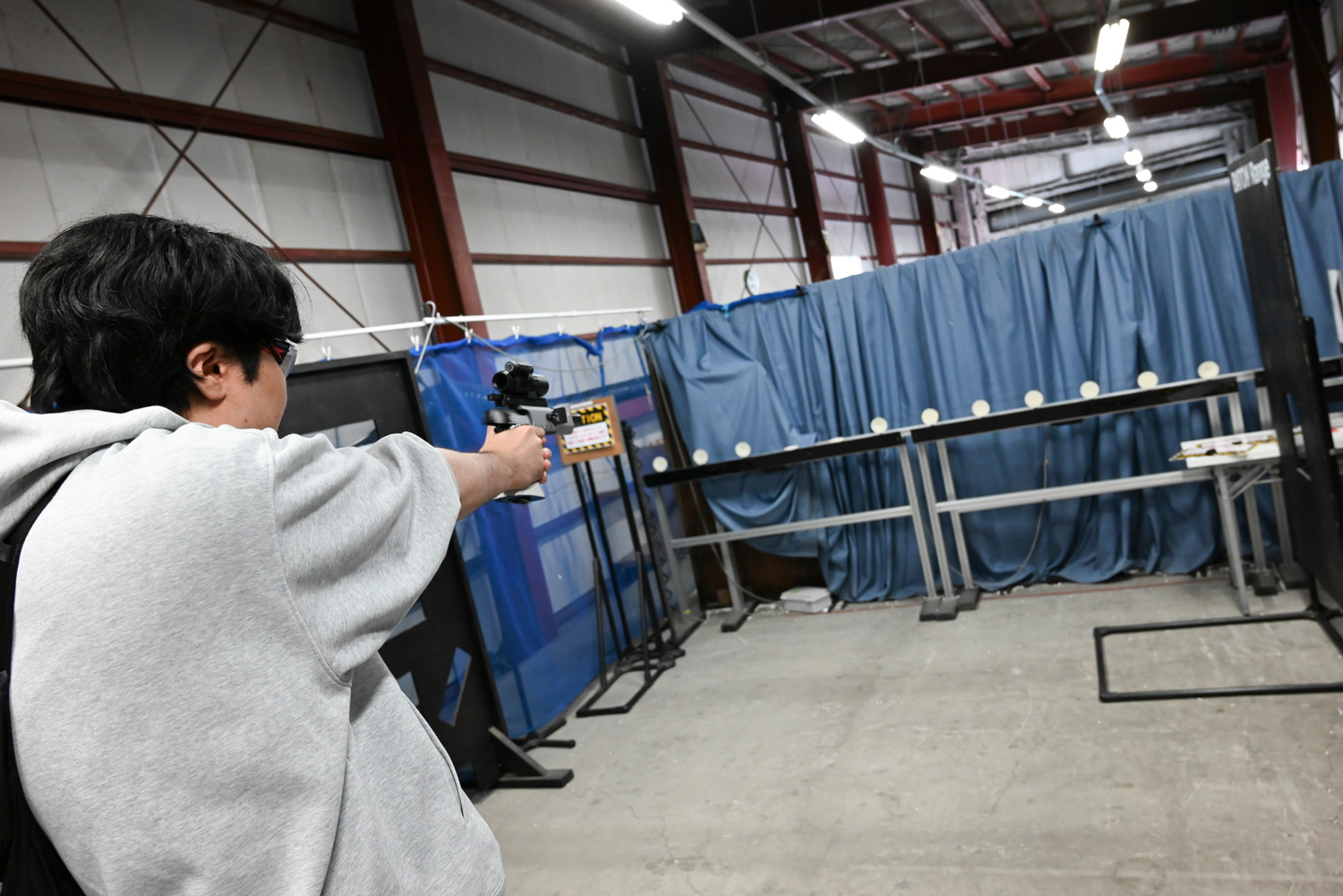 編集部員も「プレートマッチ」にチャレンジ。なぜか撃つときは遠く感じる……。