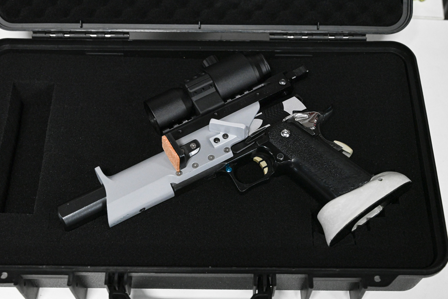 今回お貸し頂いた競技専用のガスハンドガン。普段のサバイバルゲームでは見ないカスタムパーツがずらり