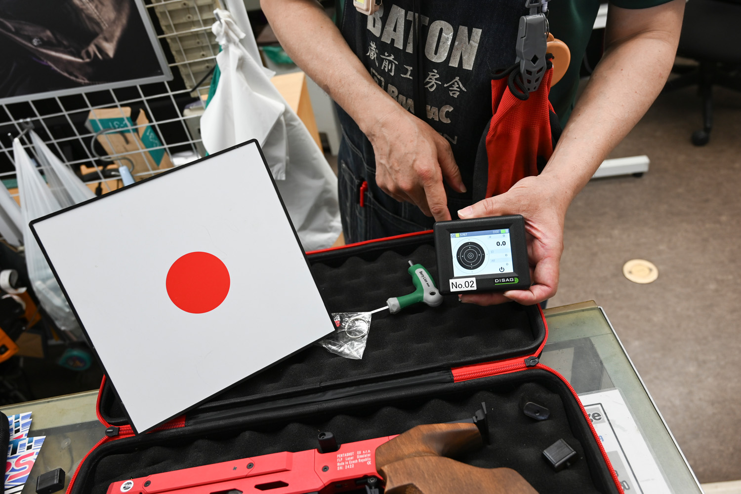 電子ターゲットに向かって撃つと即座に結果が反映される。エアガンとは違った面白さがある