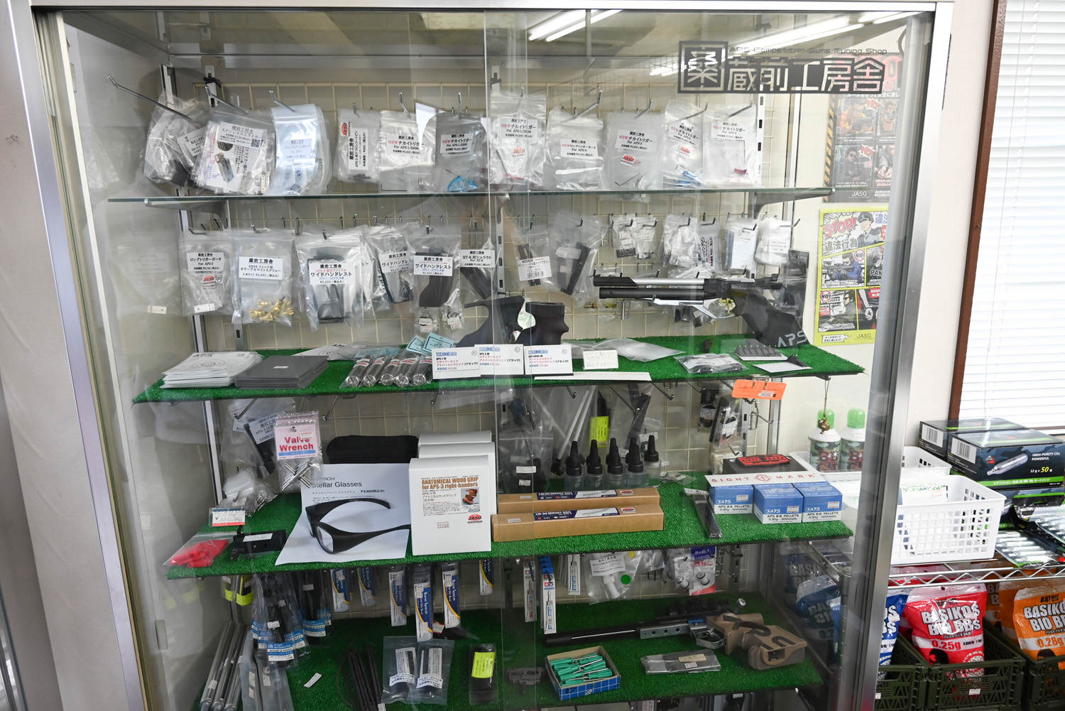 ショップ内ではAPS競技銃を専門に扱う「蔵前工房舎」のパーツを多数販売している