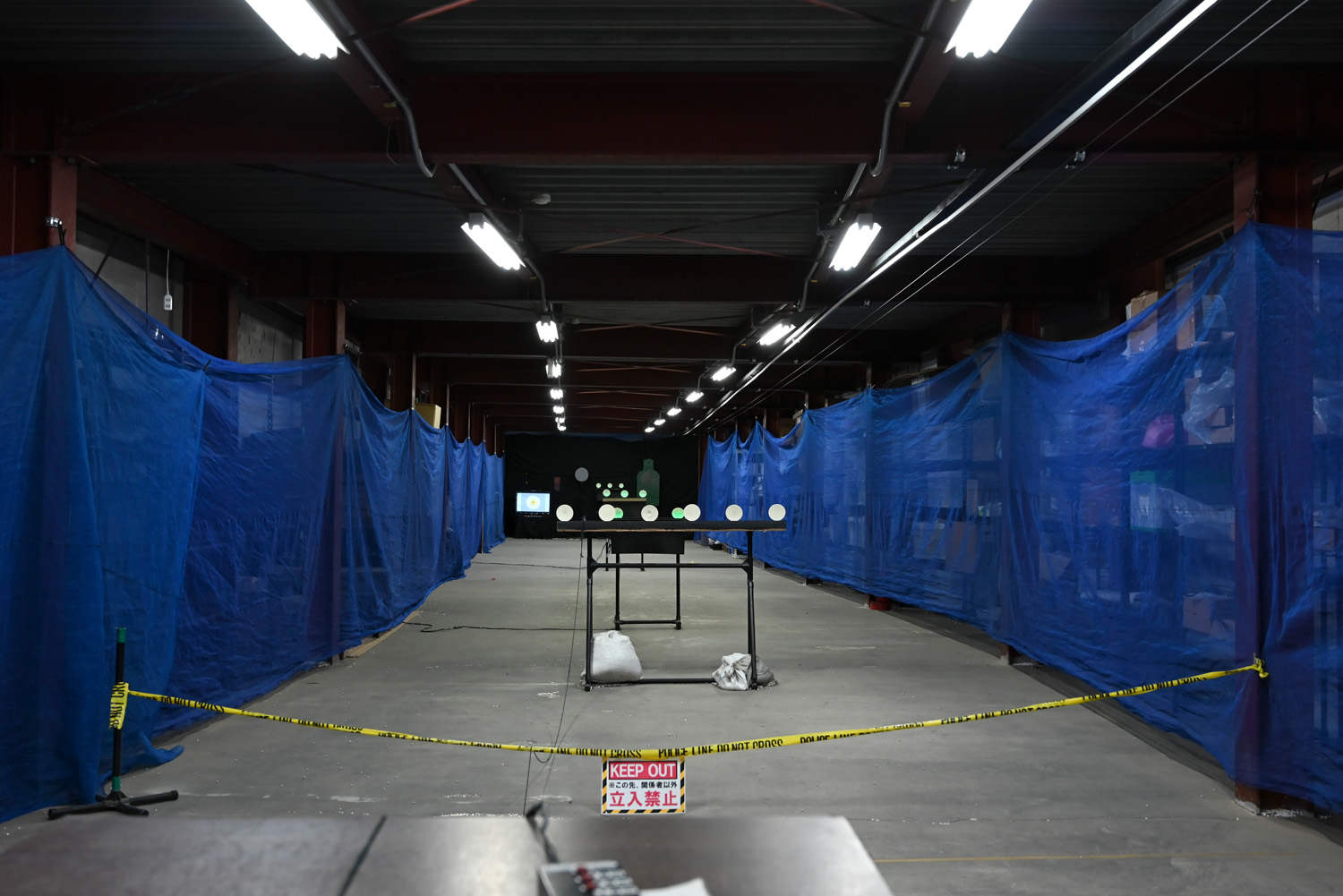 最奥の左側が電子ターゲット、中央側にはプレートなどがある