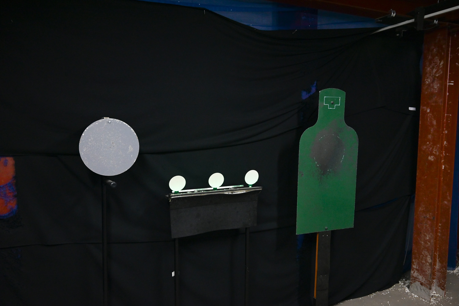 右側の緑色の人型ターゲットが「Eタイプ シルエットターゲット」