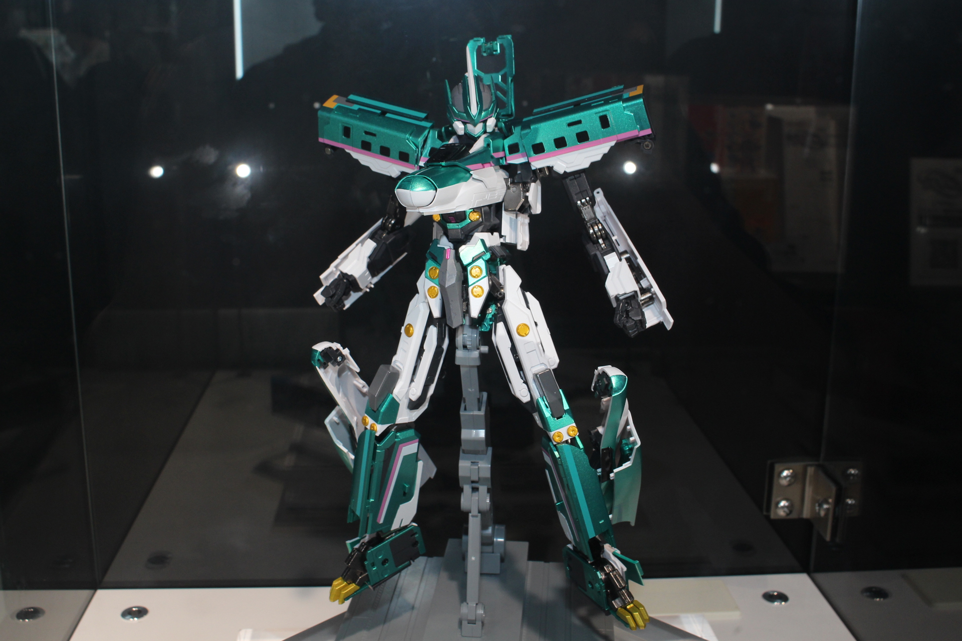 「超合金魂 GX-115 新幹線変形ロボ シンカリオン E5はやぶさ」。11月発売予定。価格は41,800円