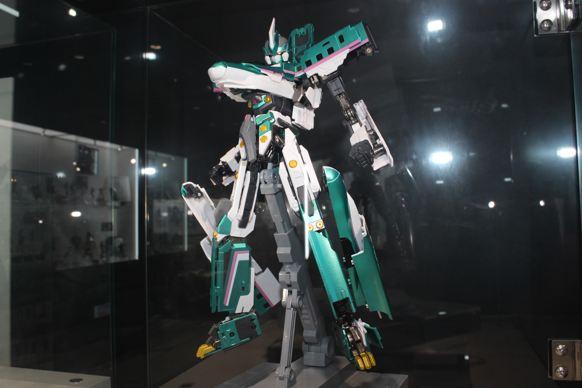 E5系はやぶさの先頭車と後尾車から完全変形する