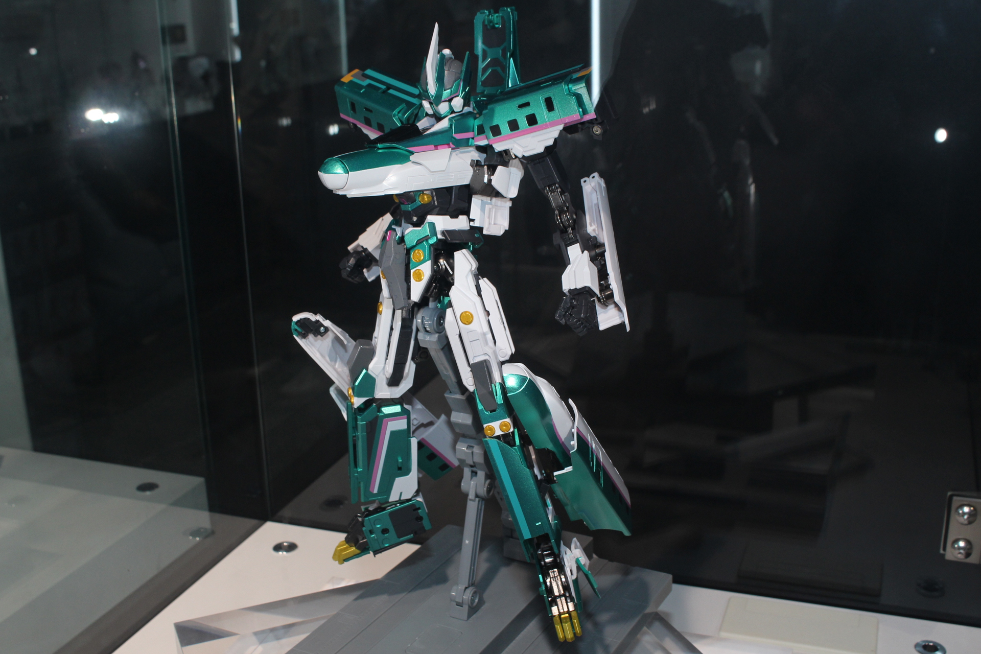 ロボット形態のプロポーションも完成度が高い