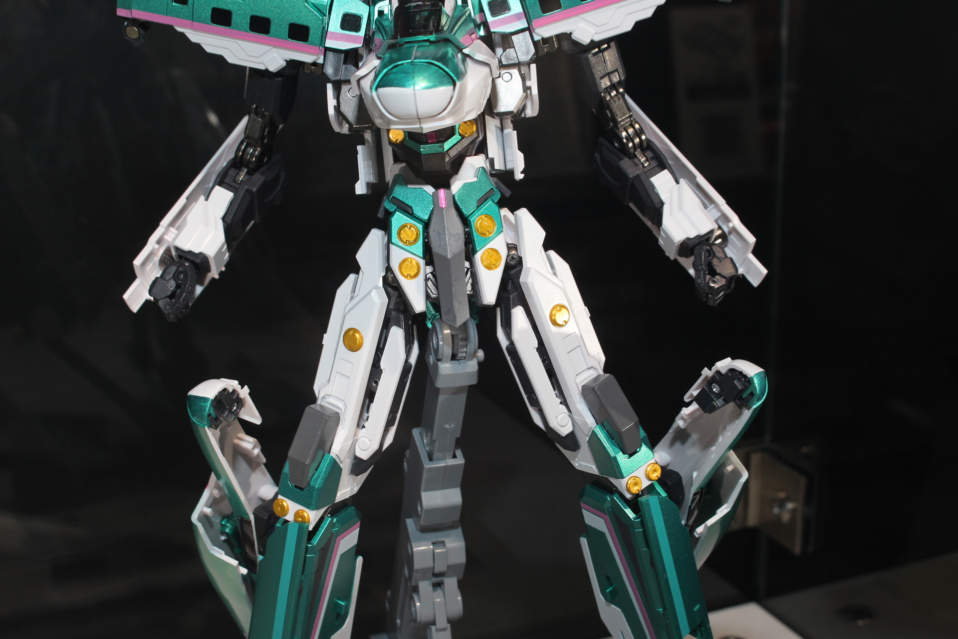 主にフレームや新幹線の台車などに合金パーツを使用している