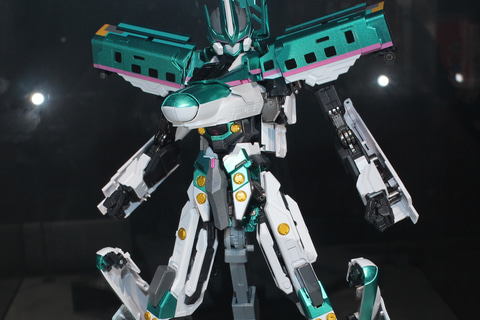 ロボット型フィギュア 青と黄色 約15cm 青と黄色の翼のロボットフィギュア - メルカリ