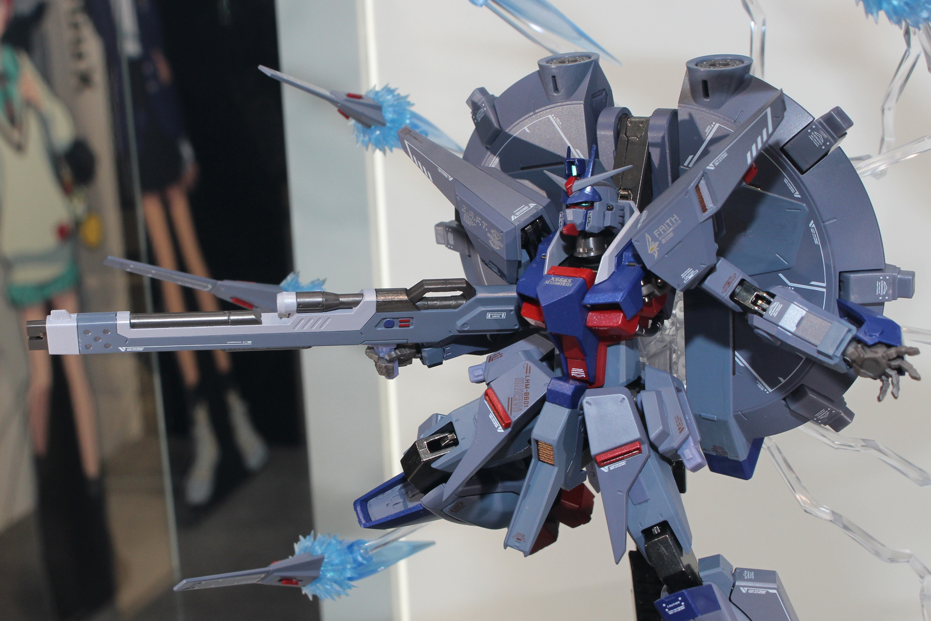 METAL ROBOT魂ならではの可動粋を誇りポージングも自在だ