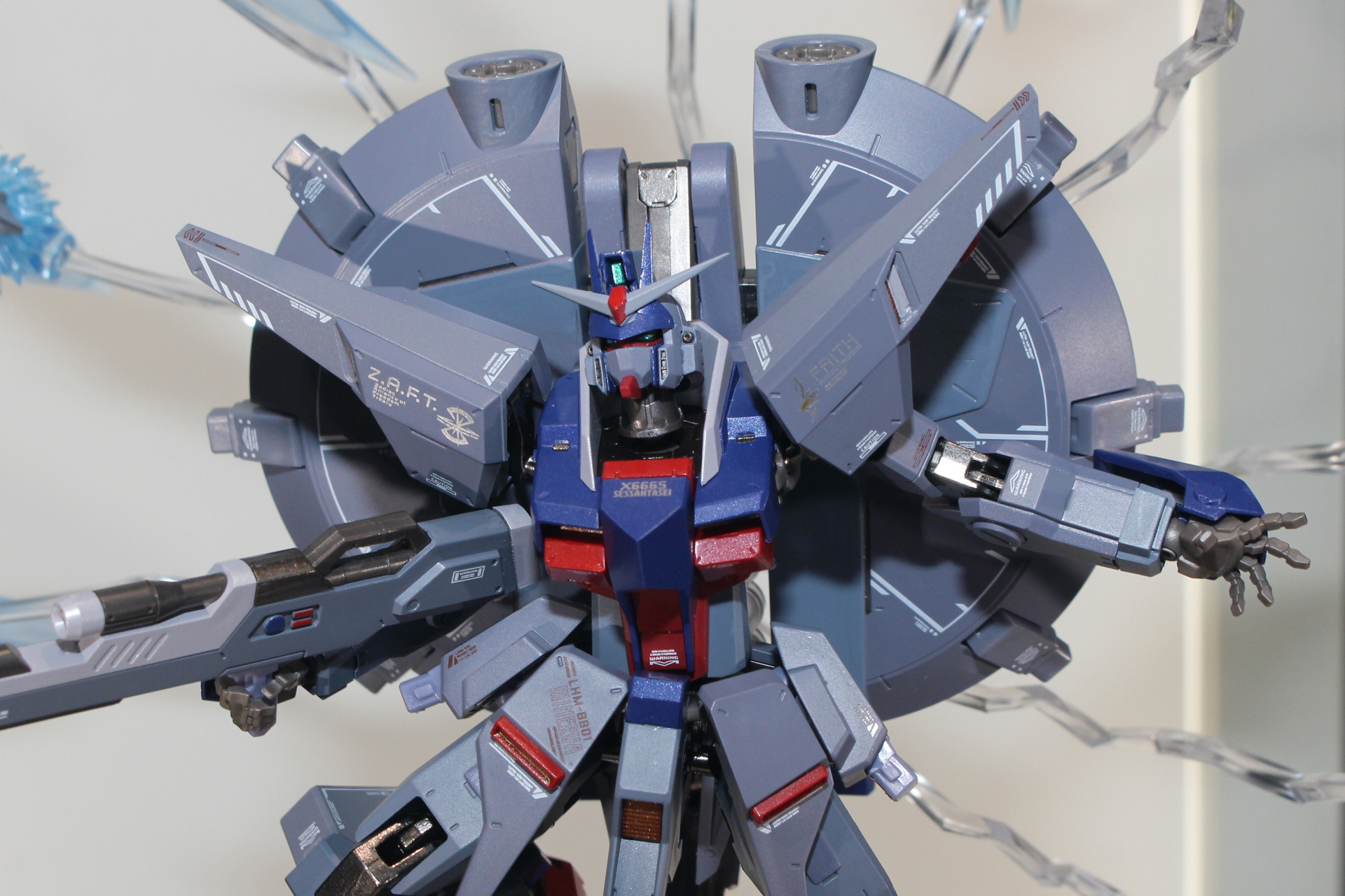 質感の違う塗装とオリジナルのマーキングを施している