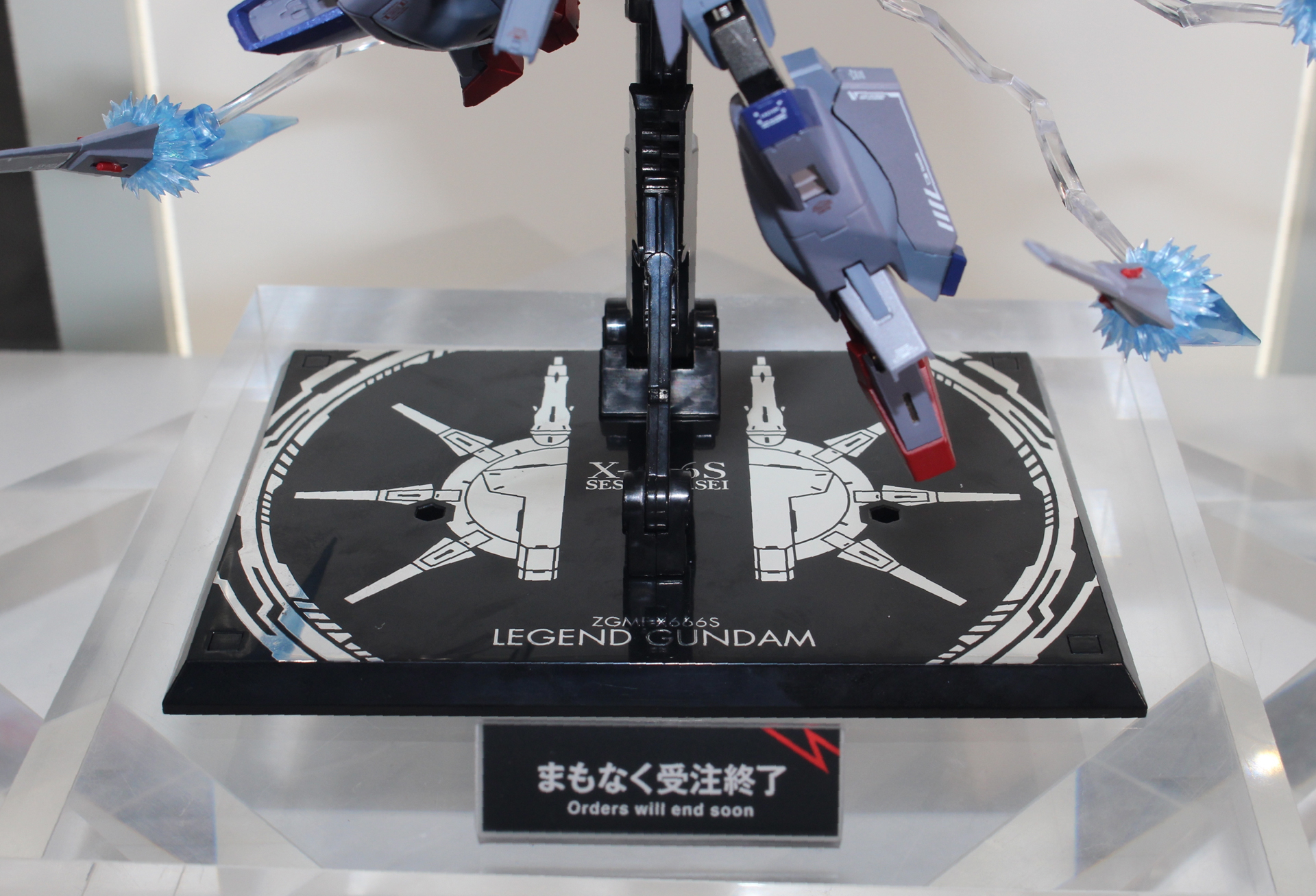 ドラグーンシステムをデザインした台座が付属する