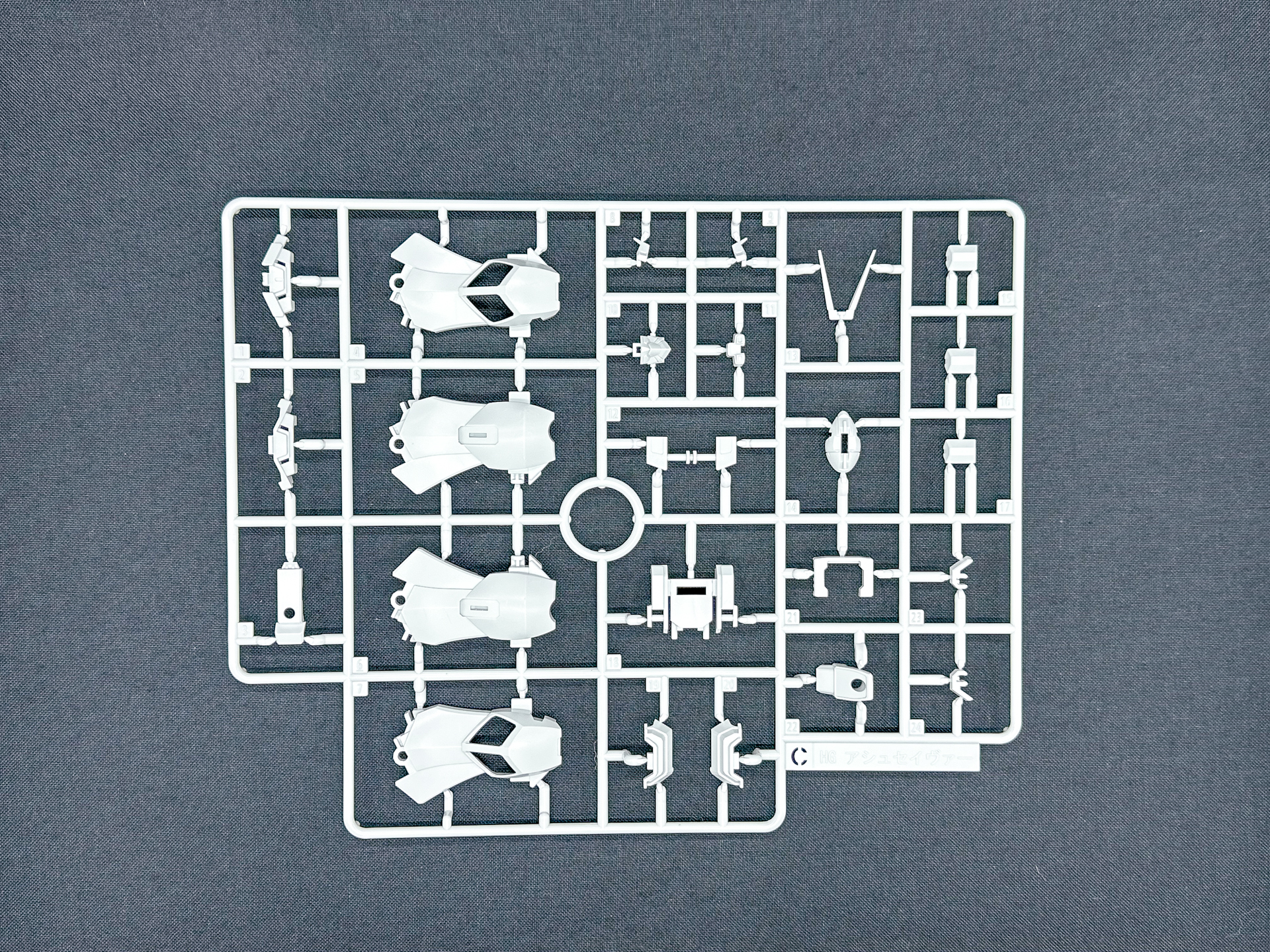 Cランナーは脚部装甲等を構成します。