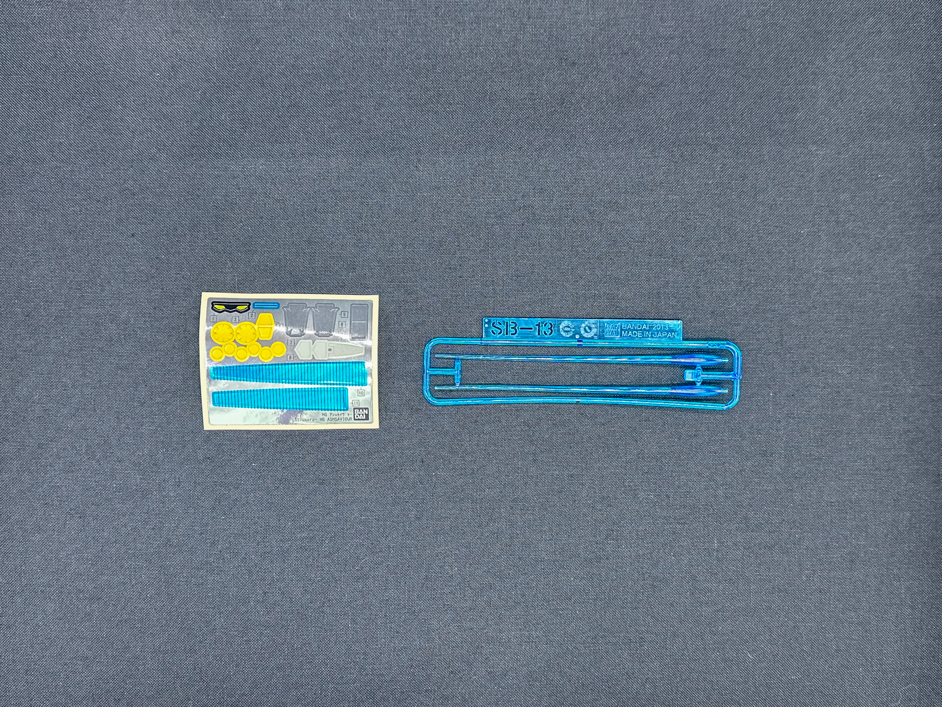 一部色分けはシールによる色分けです。また、サーベルエフェクトパーツはクリアブルーで成型されます。