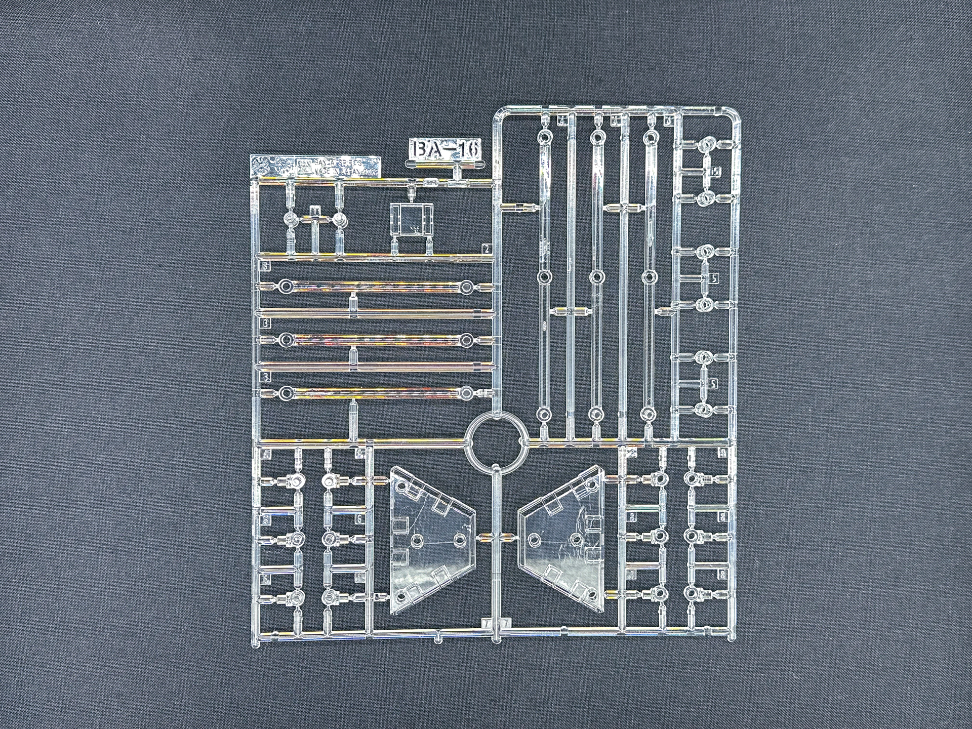 BA-16ランナーはソードブレイカー用ディスプレイベースを構成します。また、同一ランナーが2枚付属します。
