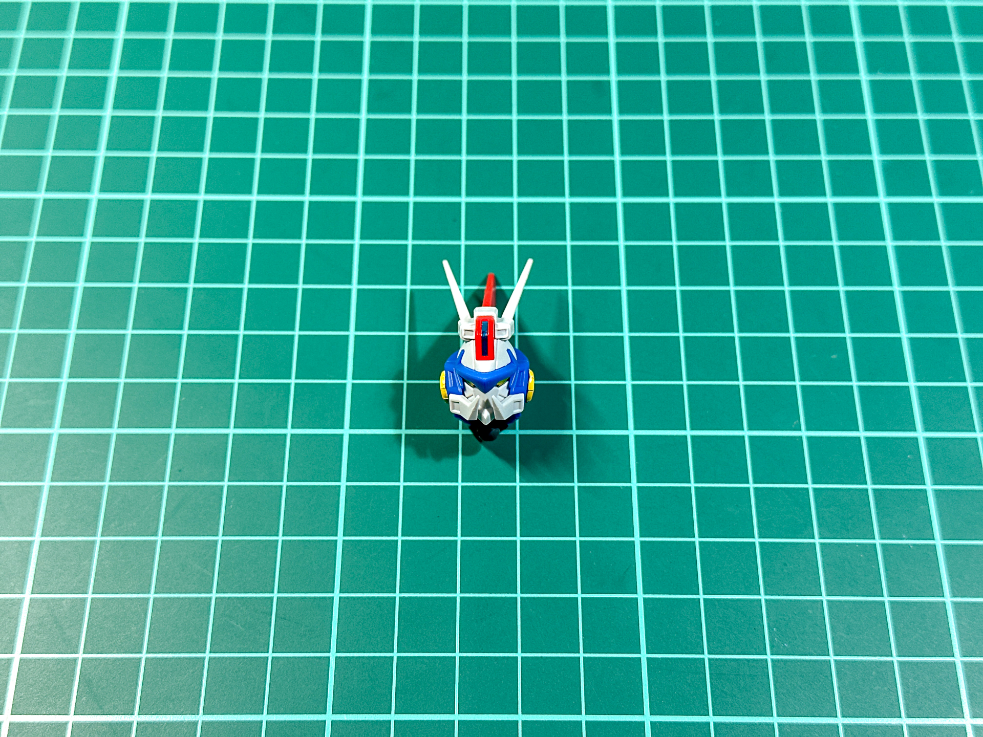 完成した頭部パーツ。首関節にスイング可動が搭載されます。