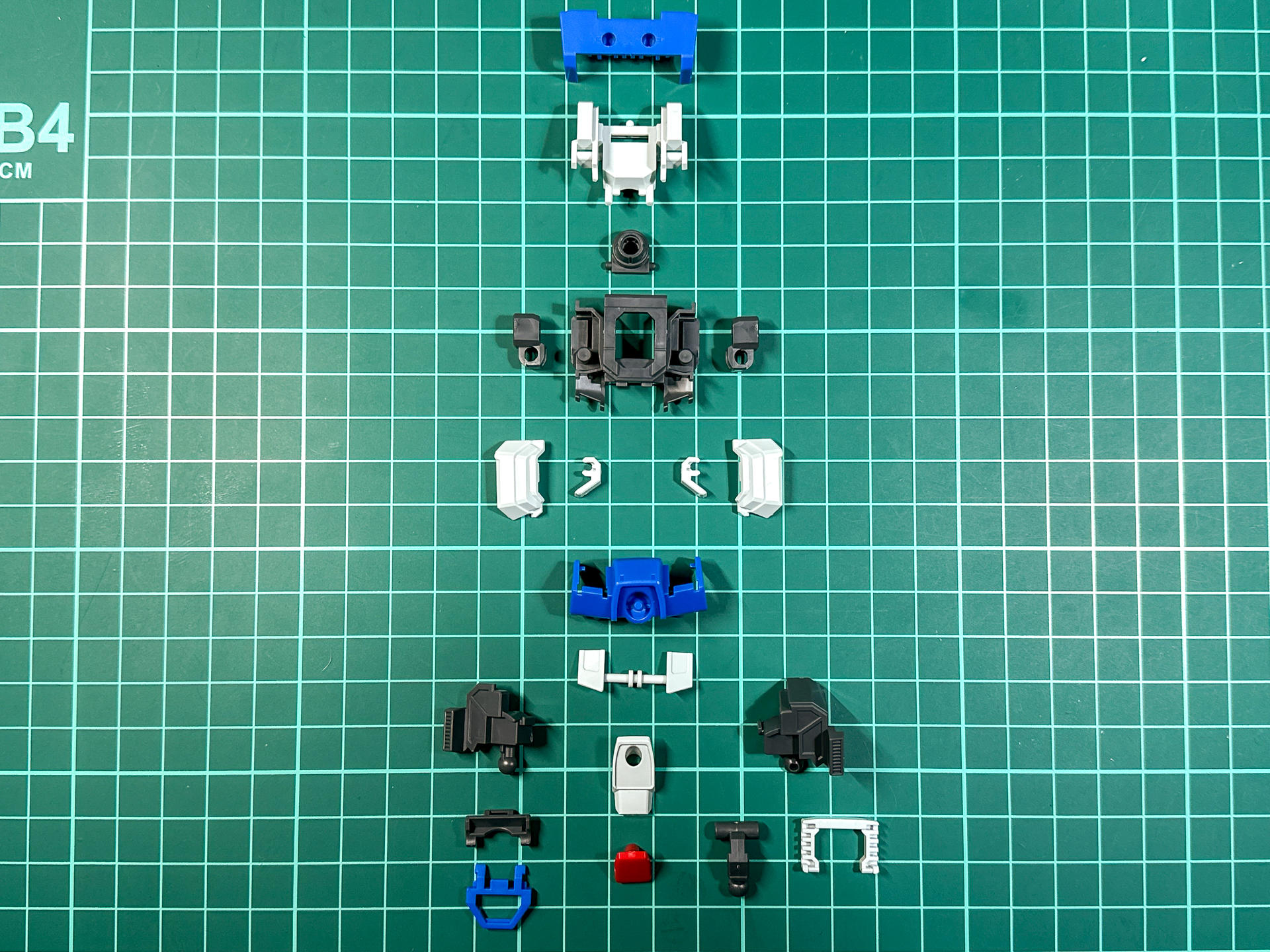 組み立て前の胴体部パーツ。腕部パーツとの接続部分に引き出し式関節を採用した構造です。