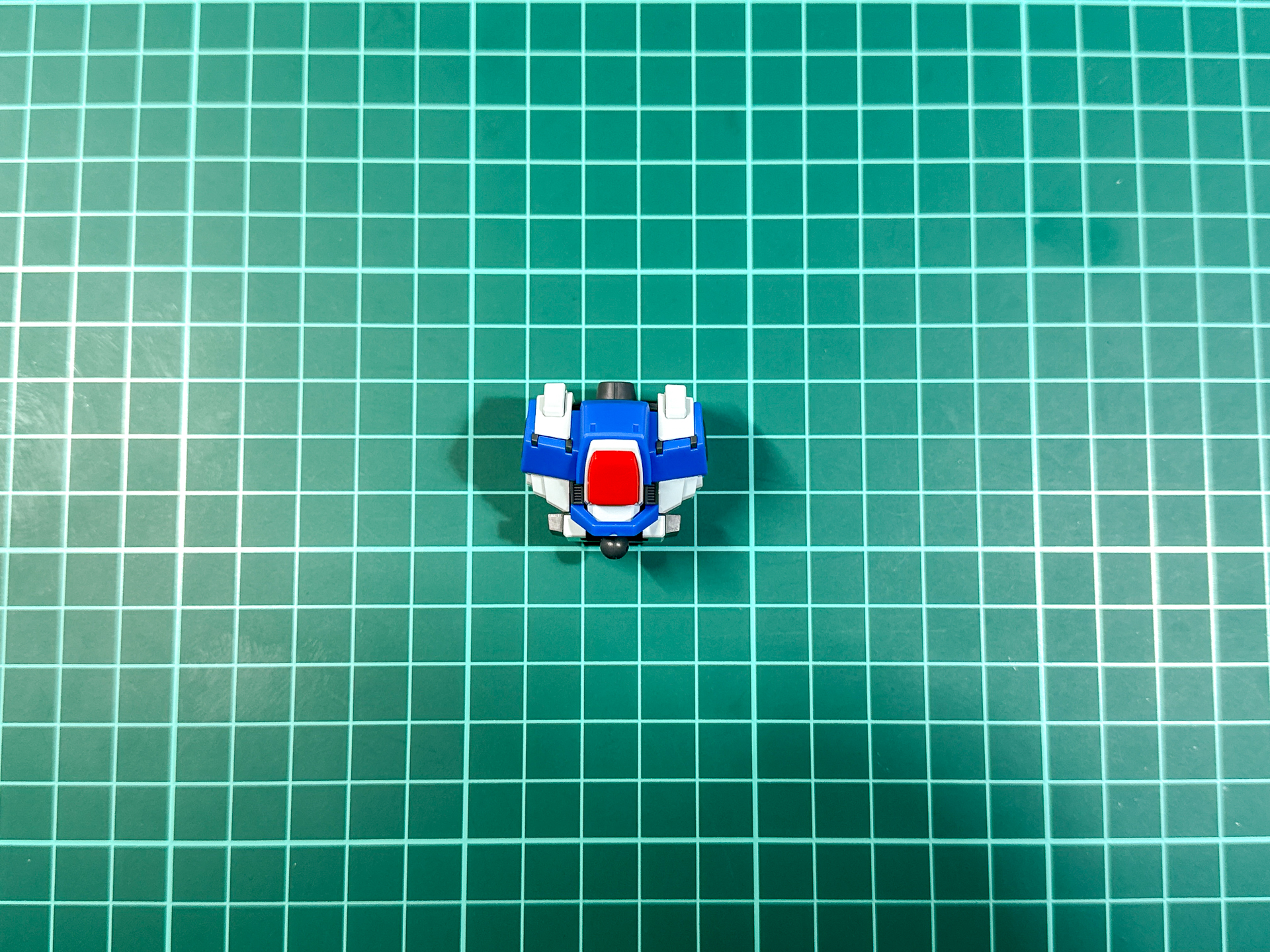 組み立てが完了した胴体部パーツ。胸部固定武装となるファイア・ダガーの展開は追加パーツを使用し再現する構造です。