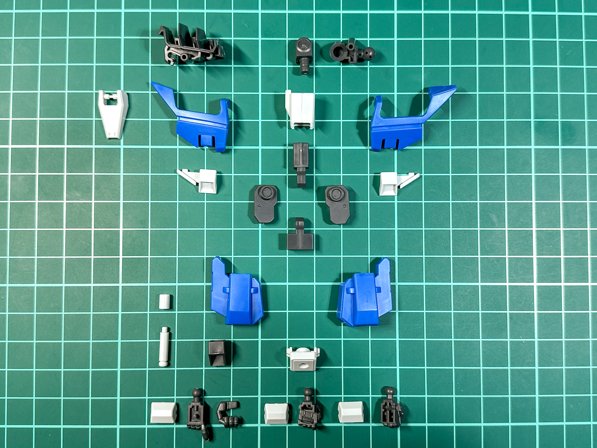 パーツ状態での右腕部パーツ。全26パーツで構成されます。