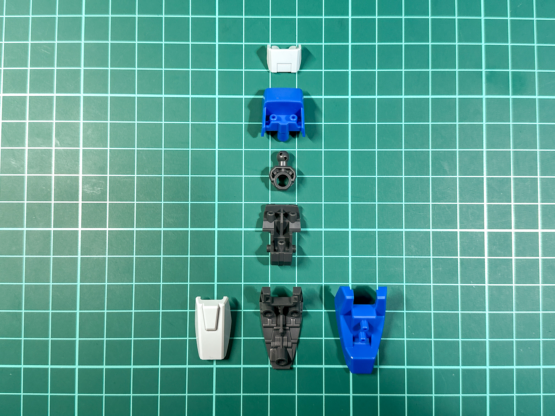 本キットの足部は左右共通形状です。