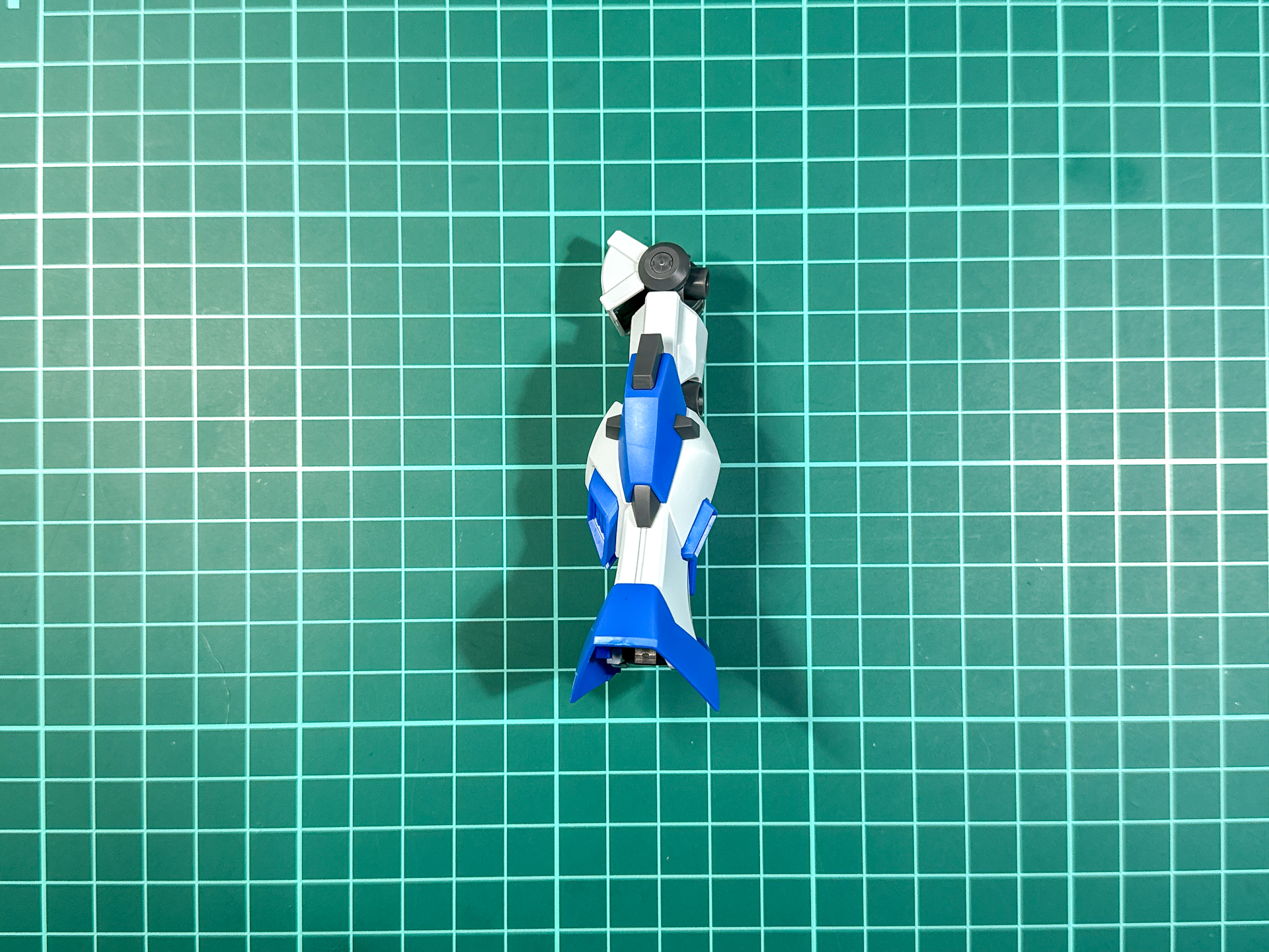 組み立てが完了した脚部パーツ。本機の脚部は左右対称形状です。