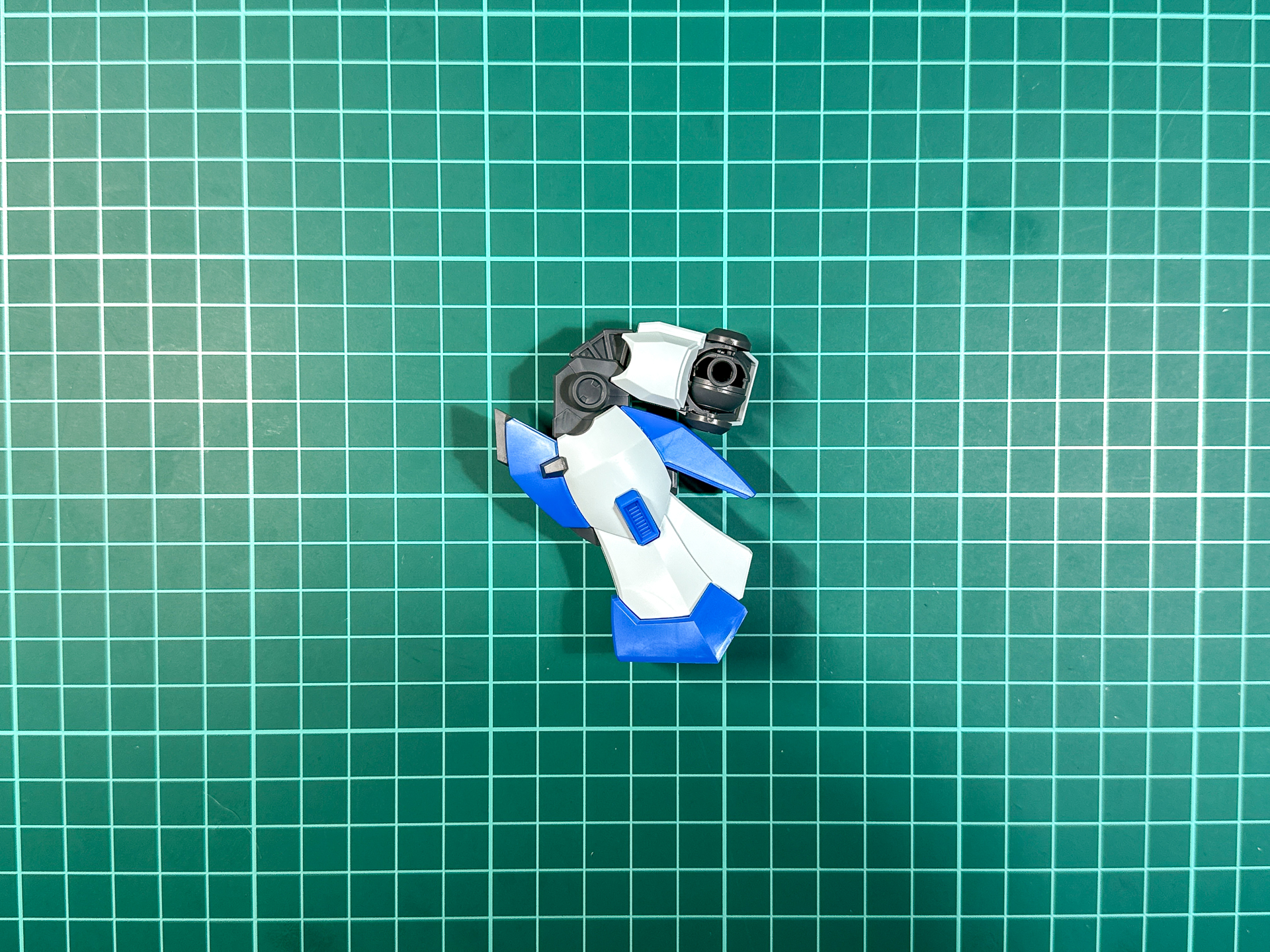 膝関節の可動は二重関節が採用され、大きく可動させることが可能です。