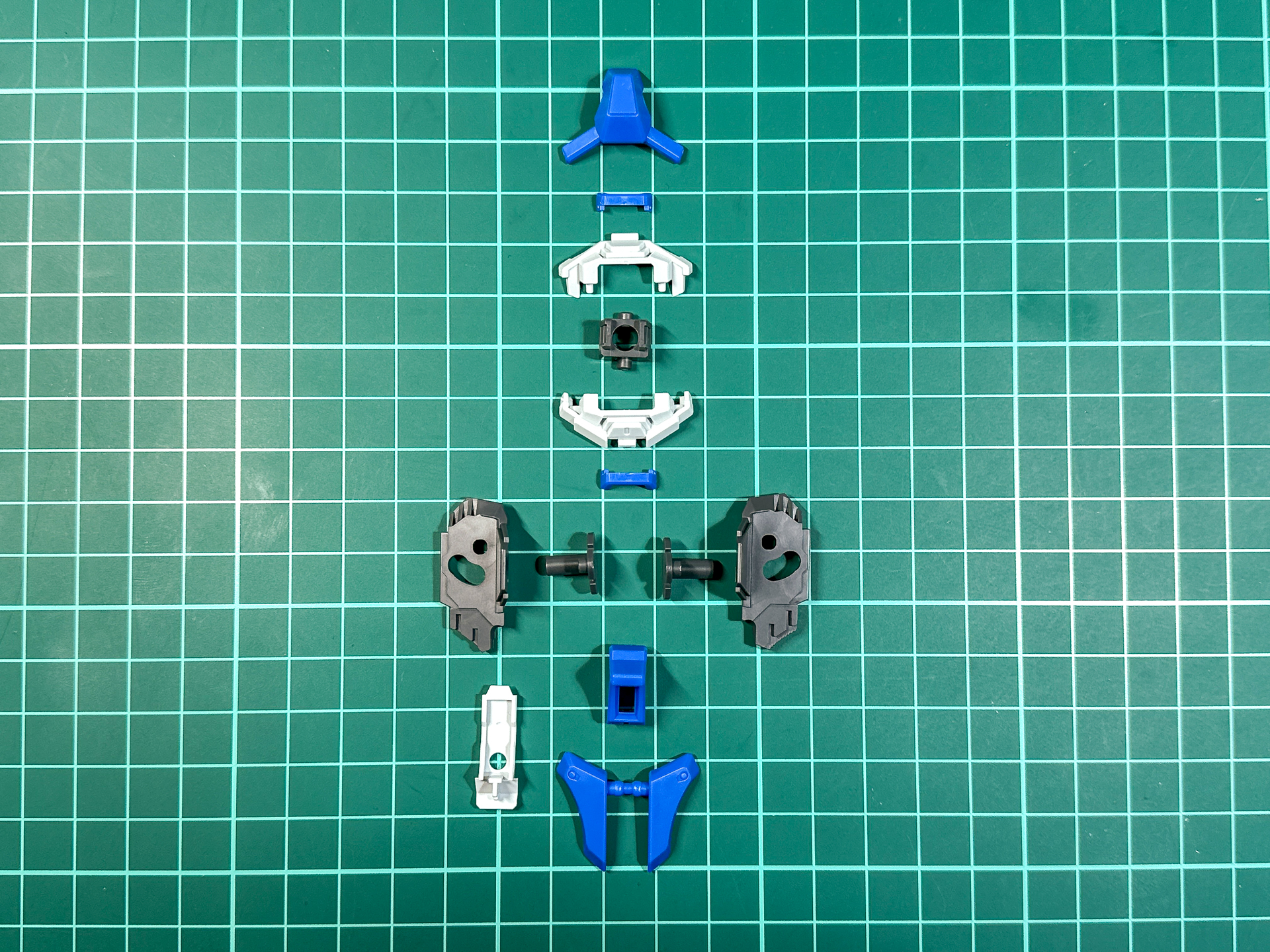 パーツ状態での腰部パーツ。フロントアーマーは左右が一体化していますが分割することで左右独立稼働できるパーツ形状となります。