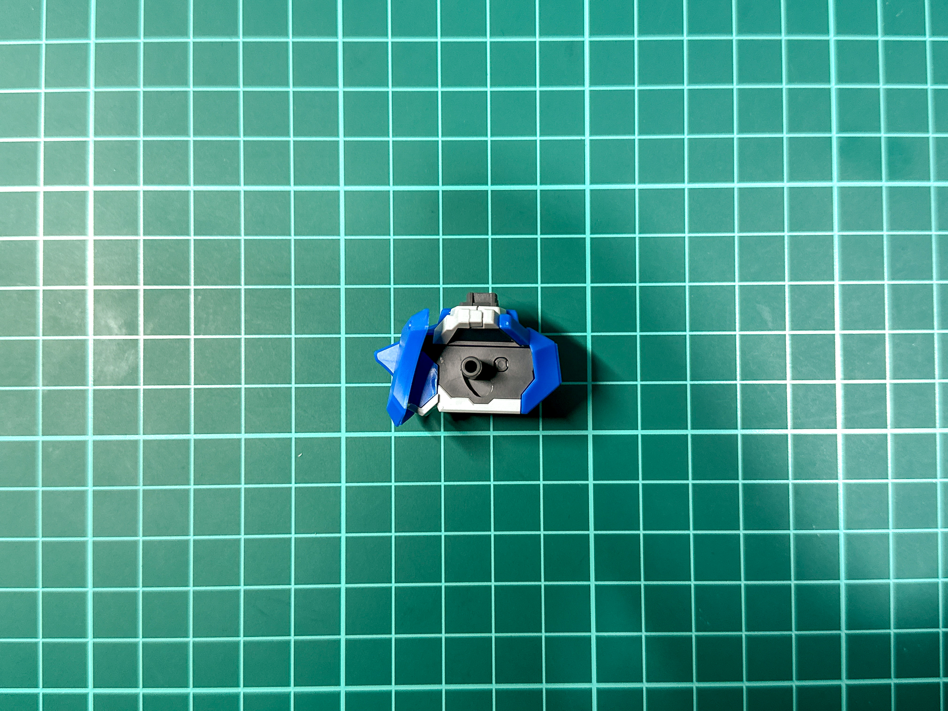 脚部パーツとの接続軸にスイング機構が搭載されています。