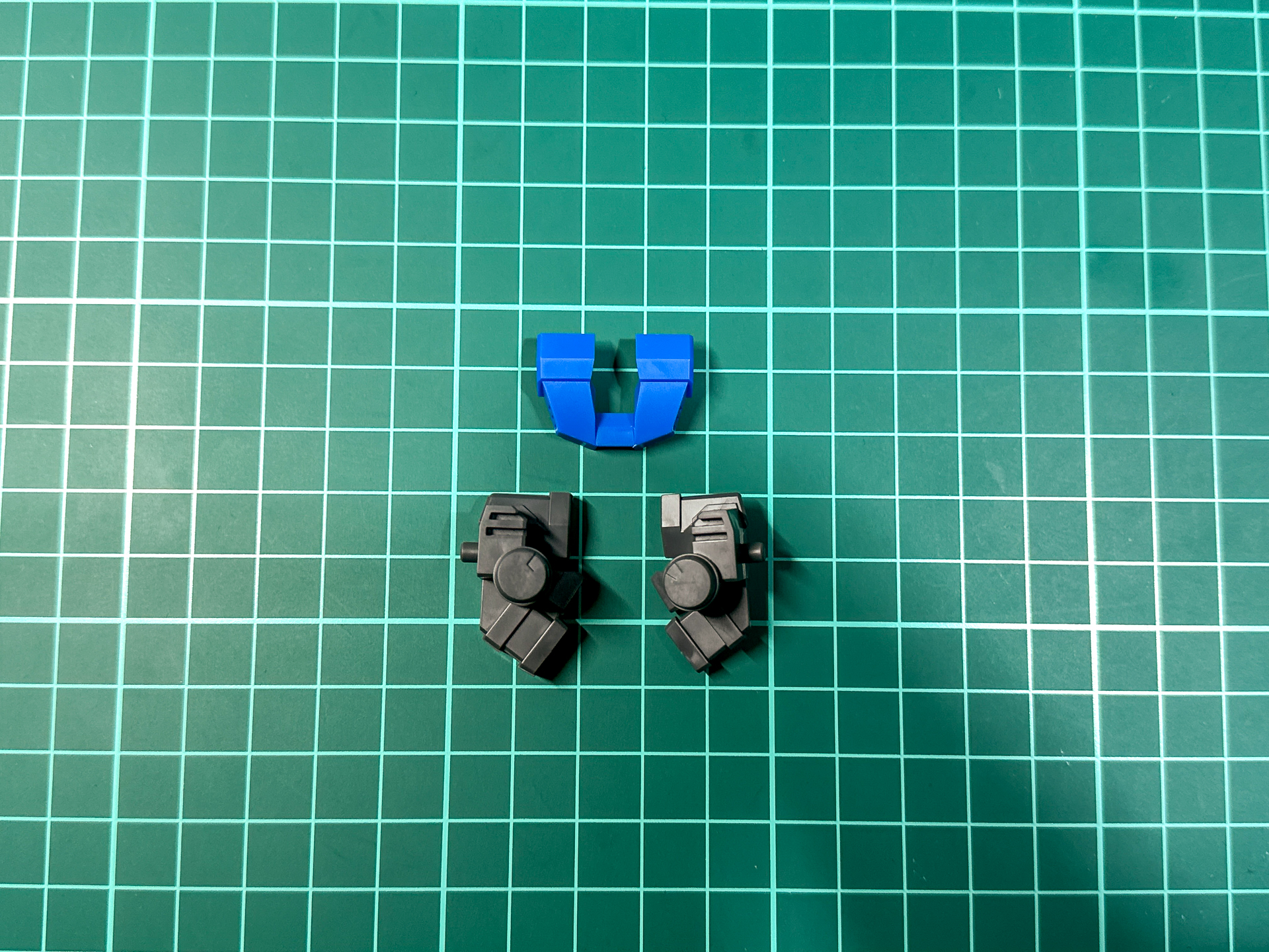 パーツ状態でのバックパック。3パーツ構成と少ないパーツ数で形状を再現します。