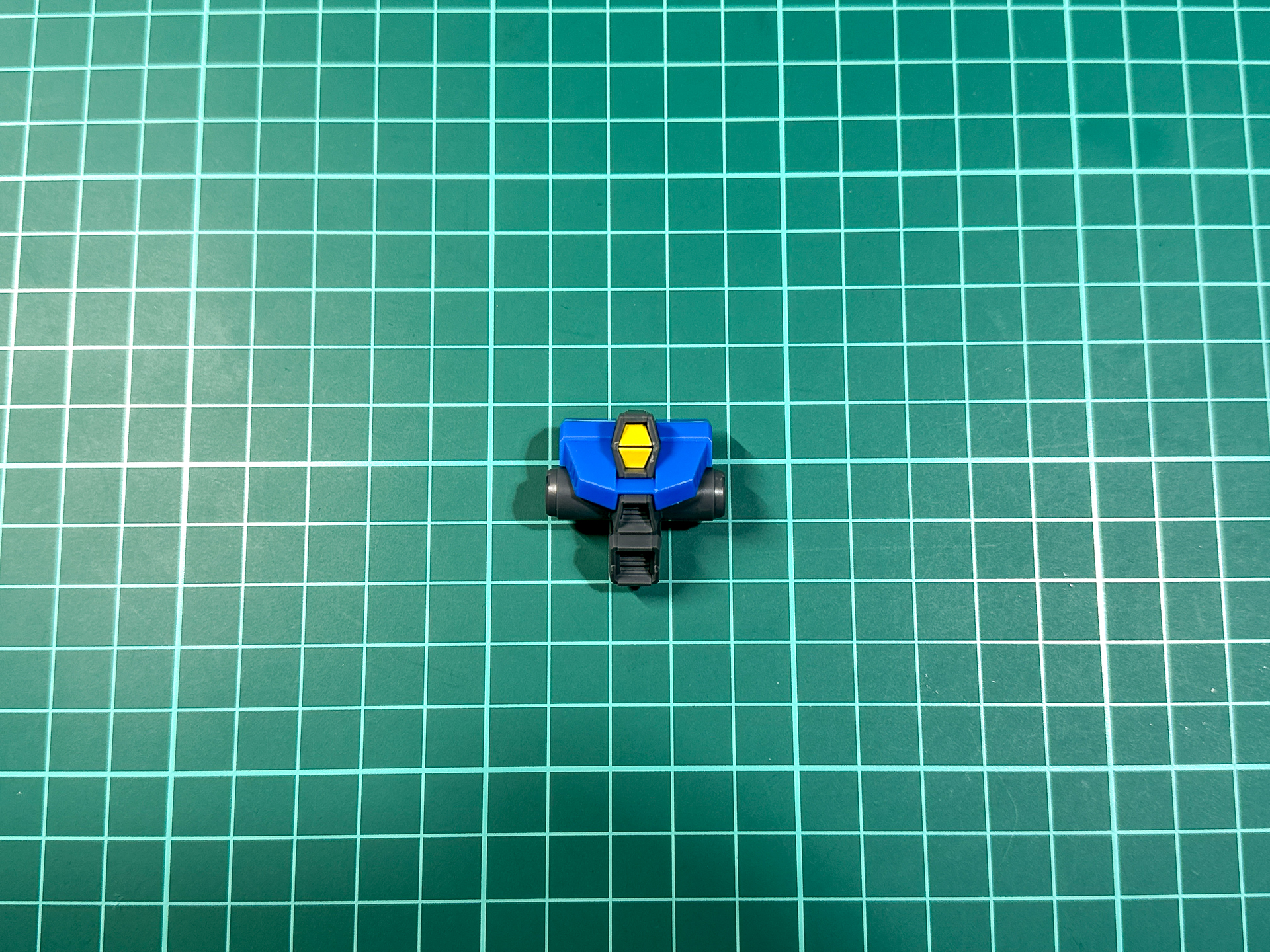 組み立てが完了したバックパック。スラスターノズルは角型であり可動ギミックはありません。