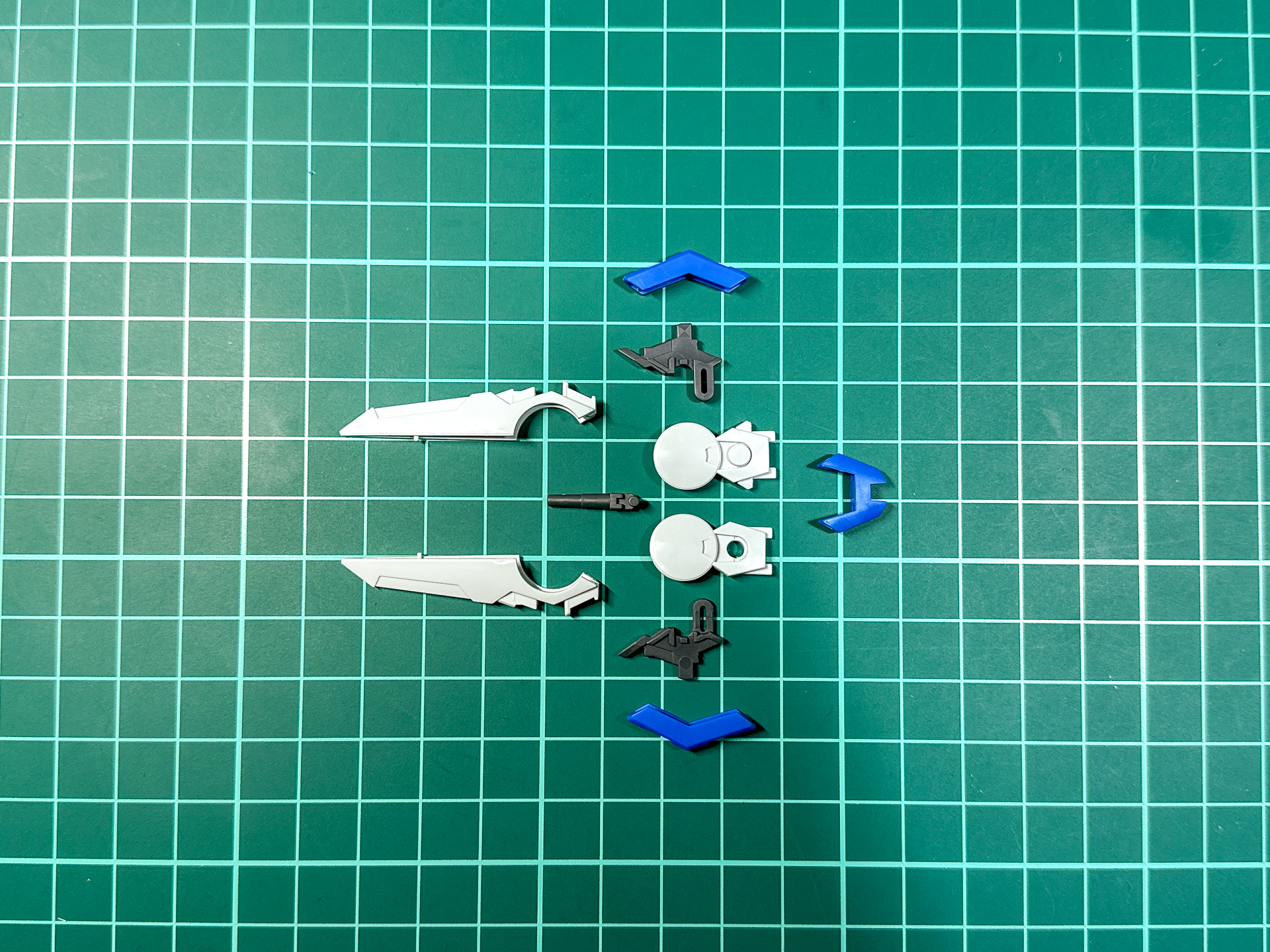 パーツ状態でのソードブレイカー。全10パーツで構成されます。