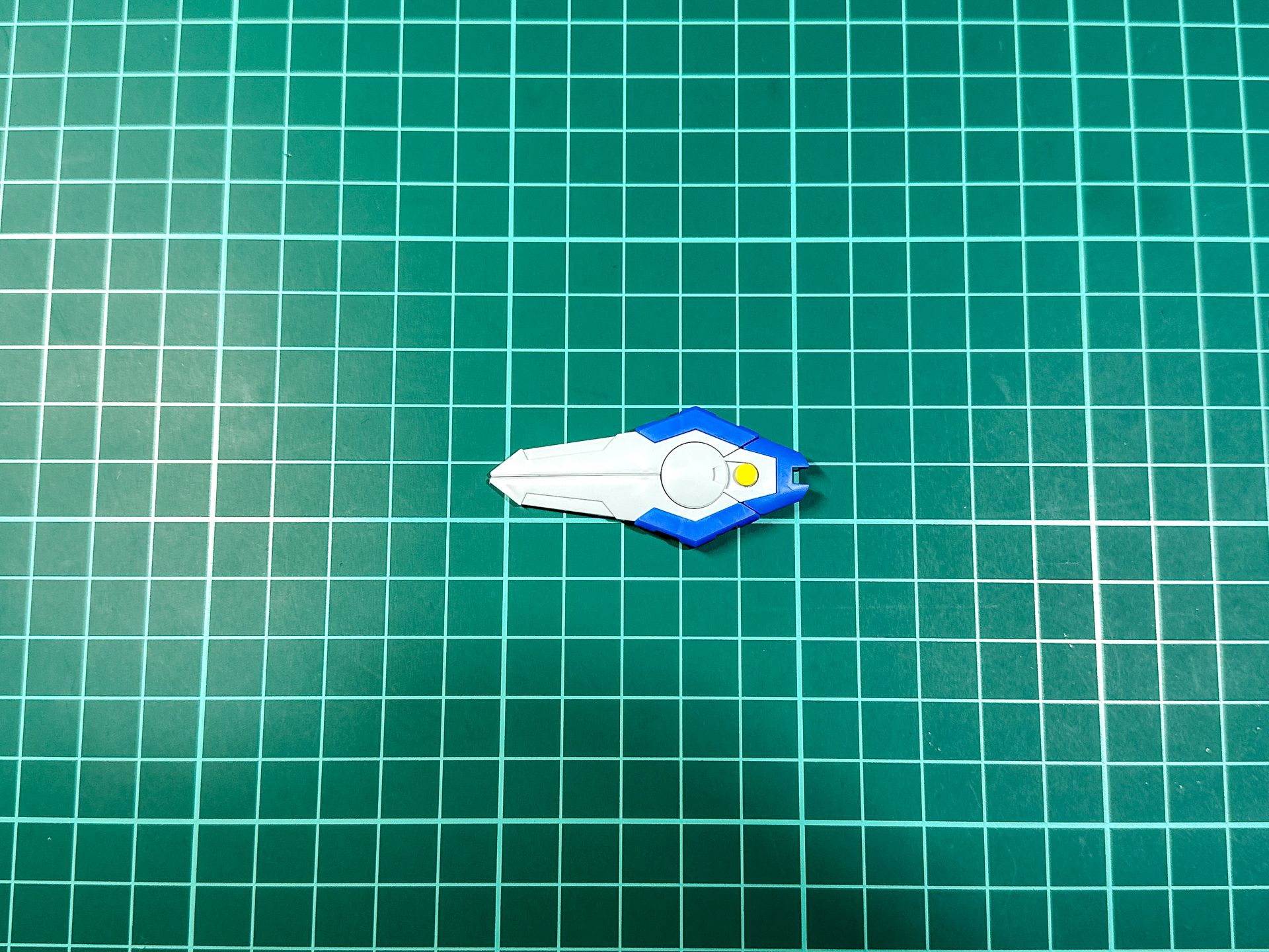 組み立てが完了したソードブレイカー。同一形状の武装が6機付属します。