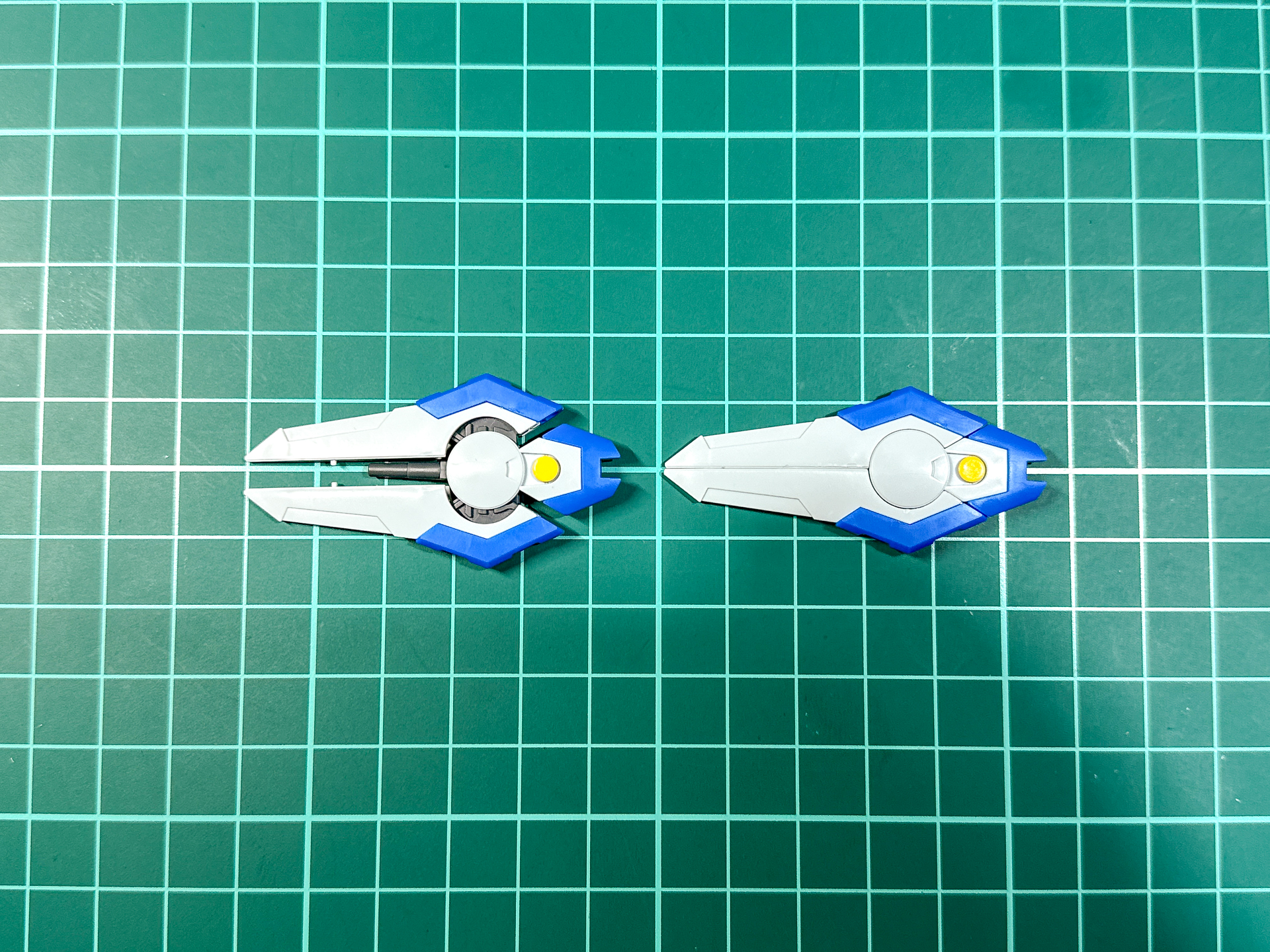 ソードブレイカーは差し替えパーツなしで展開機構が再現されます。