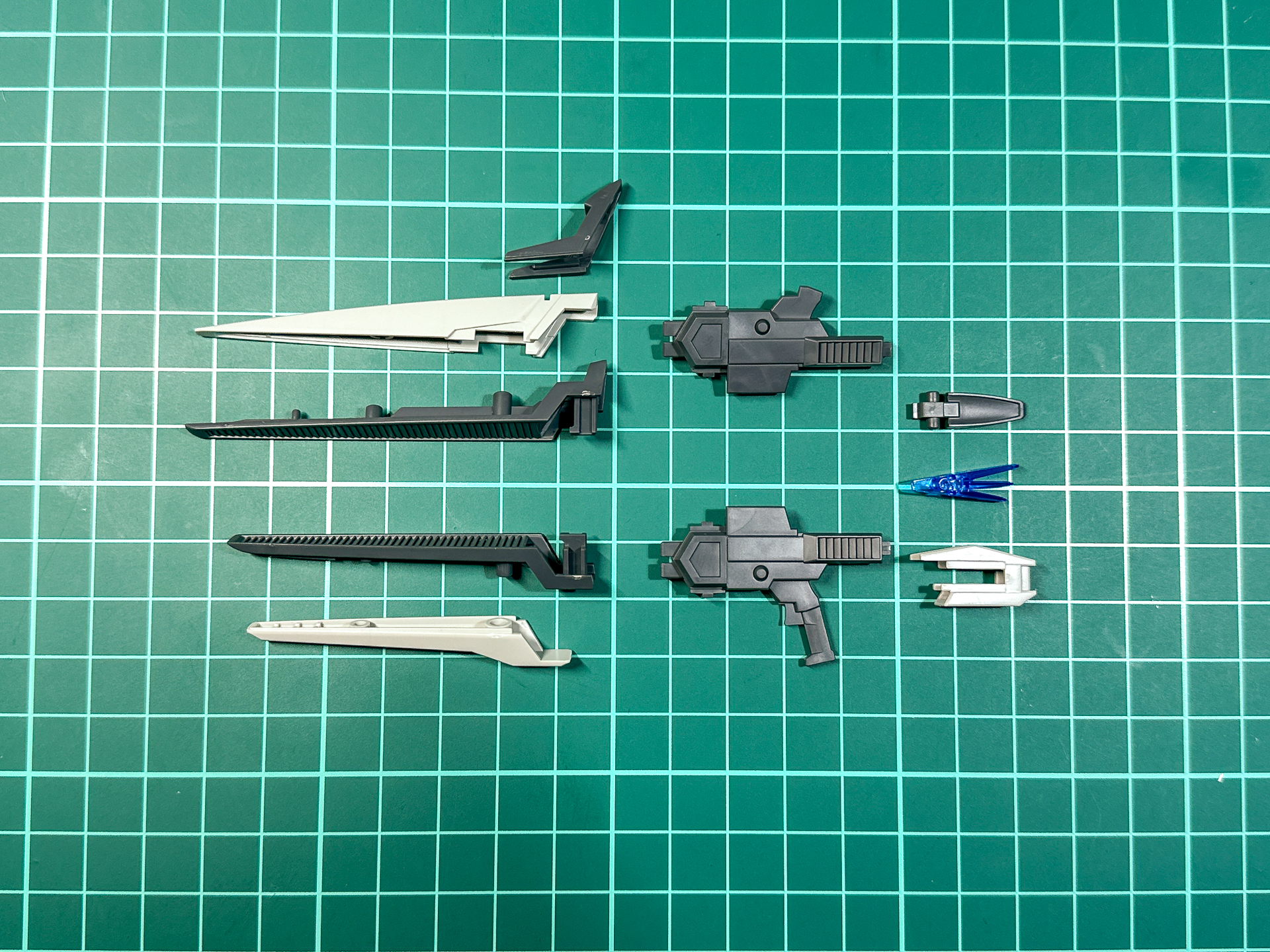 組み立て前のハルバート・ランチャー。全10パーツで構成されます。