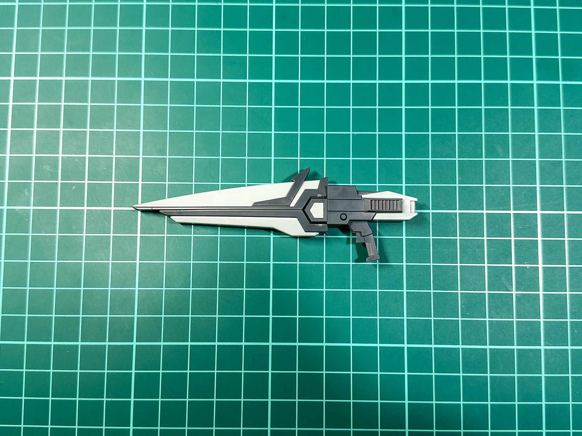 組み立てが完了したハルバート・ランチャー一部色分けはシールによる色分けです。