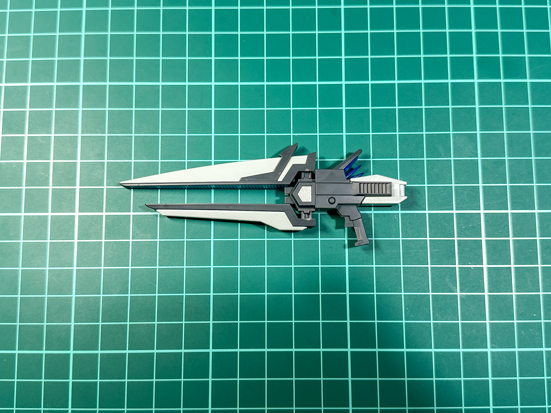 ハルバート・ランチャーの展開ギミックは差し替えパーツなしで再現されます。