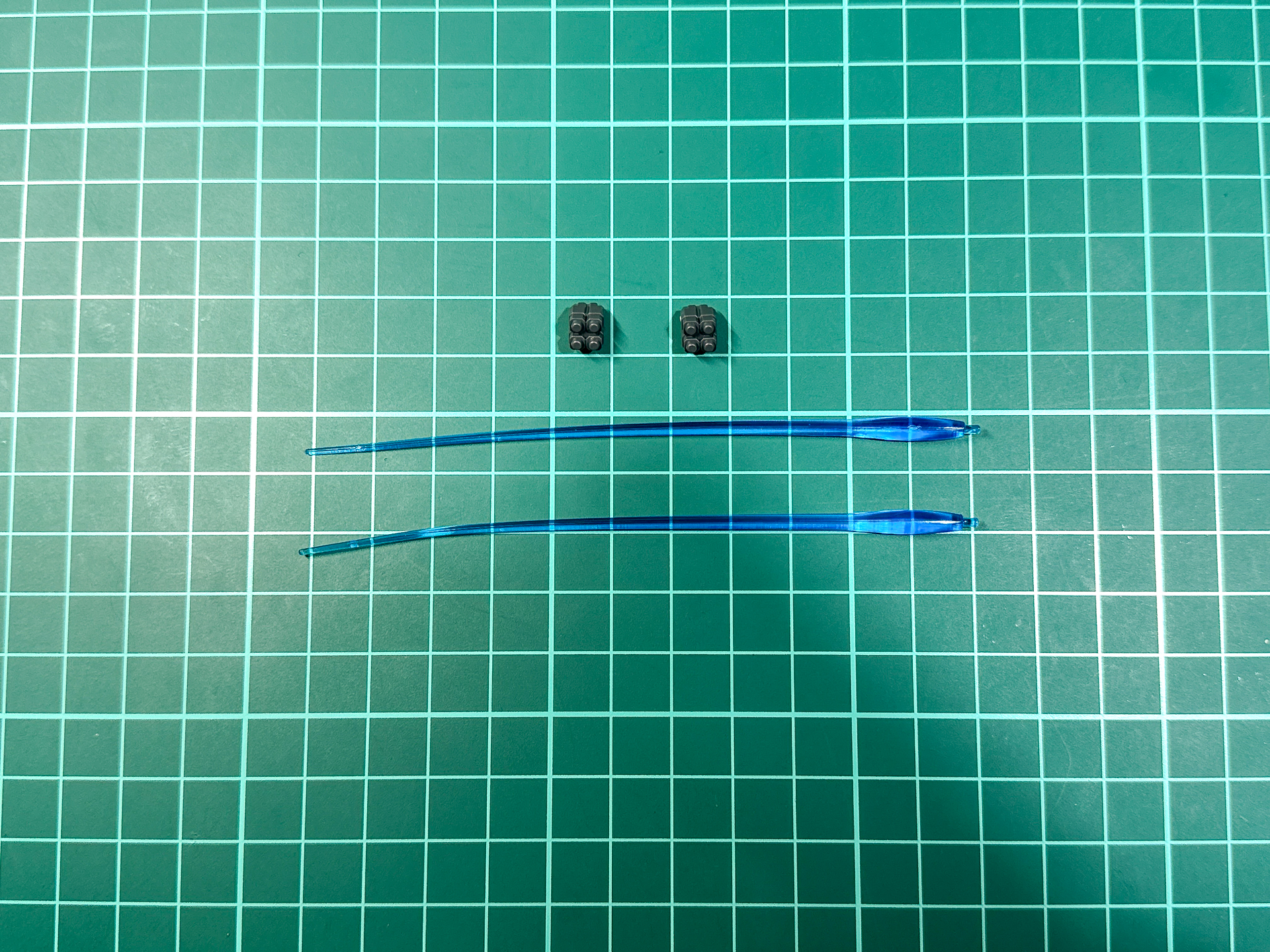 レーザー・ブレードの刀身はクリアブルー、ファイア・ダガーの弾頭は追加パーツで再現されます。