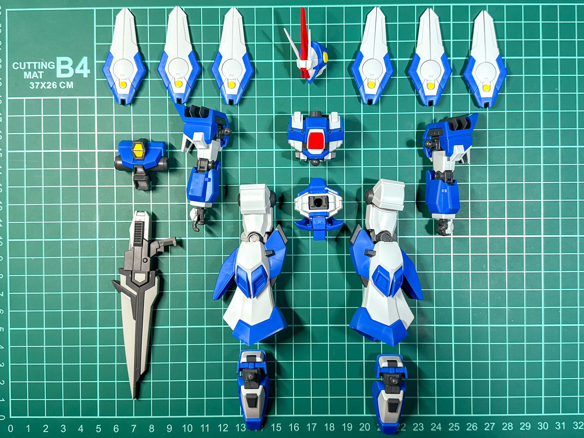 一体化前のアシュセイヴァー。股関節およびソードブレイカーの接続は軸接続、その他の接続はボールジョイントです。